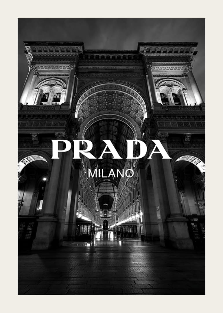 Mustavalkoinen yökuva Milanon valaistusta pelihallista ja Prada-tekstillä-12