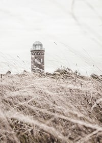 Fotogrāfisks motīvs ar bāku aiz viļņojoša sausa zāles lauka-7