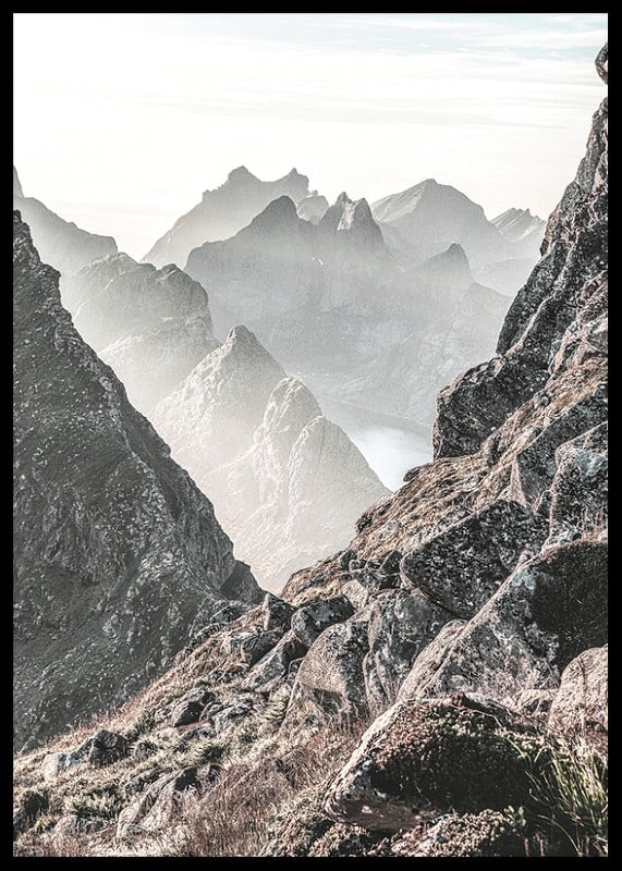 Fotografische Berglandschaft mit nebligen Gipfeln bei schwachem Licht-12