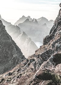 Fotografische Berglandschaft mit nebligen Gipfeln bei schwachem Licht-7