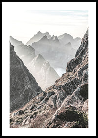 Fotografische Berglandschaft mit nebligen Gipfeln bei schwachem Licht-0