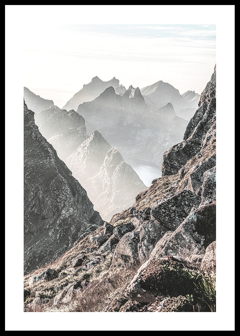 Fotografische Berglandschaft mit nebligen Gipfeln bei schwachem Licht-12