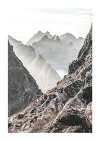 Fotografische Berglandschaft mit nebligen Gipfeln bei schwachem Licht-1