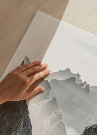 Fotografische Berglandschaft mit nebligen Gipfeln bei schwachem Licht-9