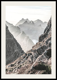Fotografische Berglandschaft mit nebligen Gipfeln bei schwachem Licht-2