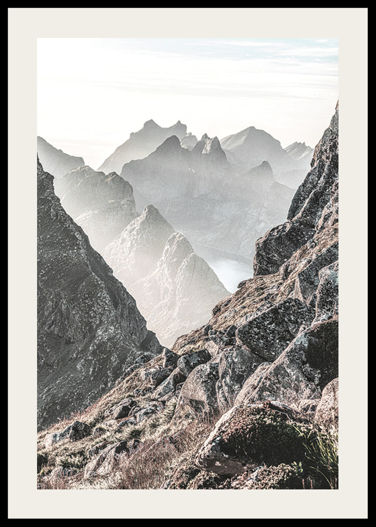 Fotografische Berglandschaft mit nebligen Gipfeln bei schwachem Licht-12