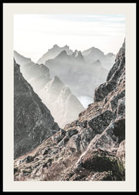 Fotografiskt bergslandskap med dimhöljda toppar i dovt ljus-2