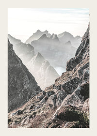 Fotografische Berglandschaft mit nebligen Gipfeln bei schwachem Licht-3