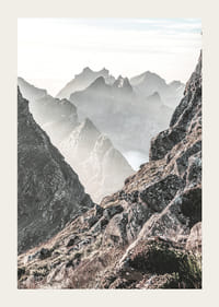 Fotografiskt bergslandskap med dimhöljda toppar i dovt ljus-3