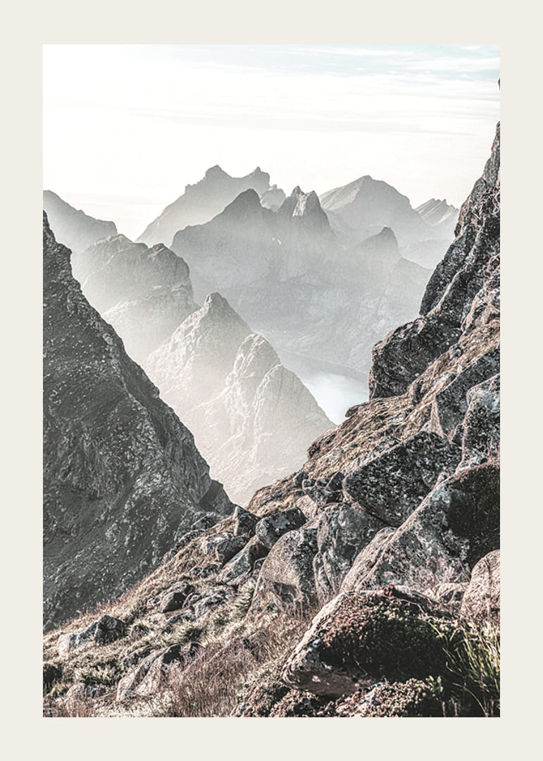 Fotografiskt bergslandskap med dimhöljda toppar i dovt ljus-12