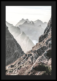 Fotografische Berglandschaft mit nebligen Gipfeln bei schwachem Licht-4