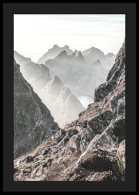 Fotografiskt bergslandskap med dimhöljda toppar i dovt ljus-4