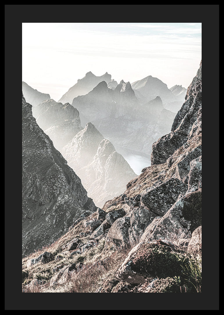 Fotografiskt bergslandskap med dimhöljda toppar i dovt ljus-12