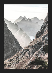 Fotografische Berglandschaft mit nebligen Gipfeln bei schwachem Licht-5