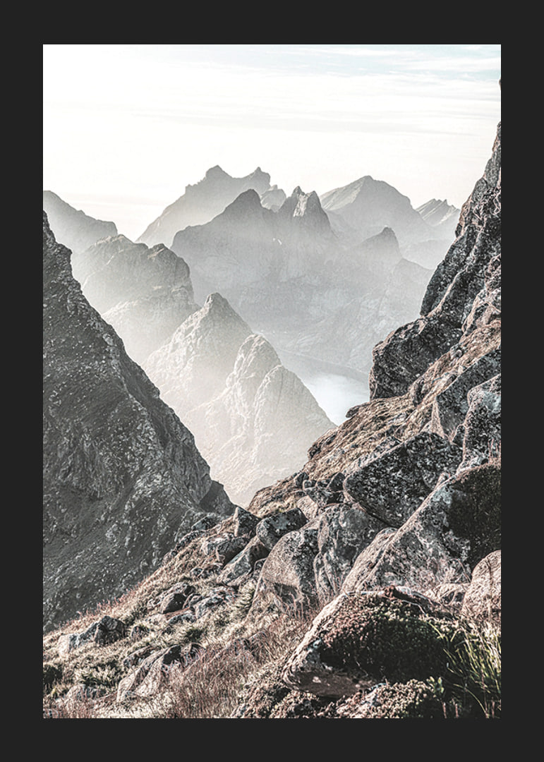 Fotografische Berglandschaft mit nebligen Gipfeln bei schwachem Licht-12