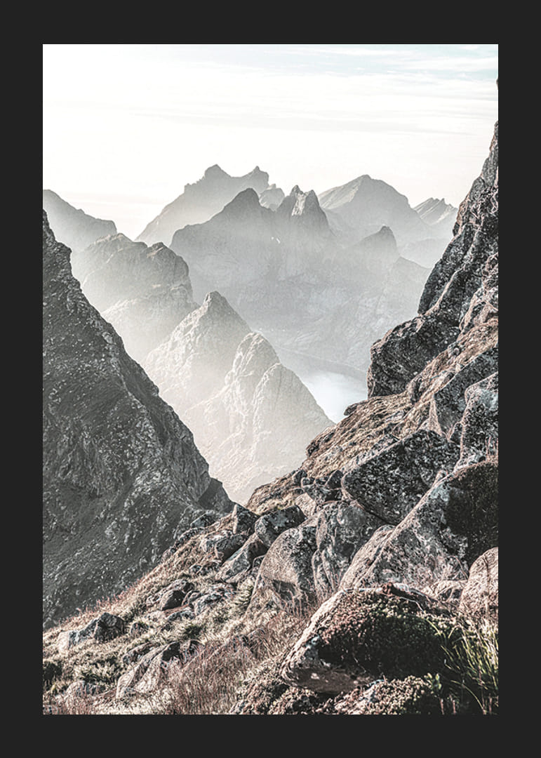 Fotografiskt bergslandskap med dimhöljda toppar i dovt ljus-12