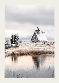Fotografische Winterlandschaft mit Holzhütte an einem ruhigen See-3