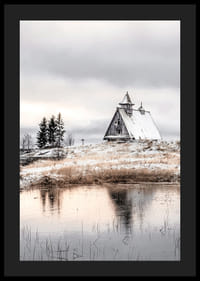 Fotografische Winterlandschaft mit Holzhütte an einem ruhigen See-4