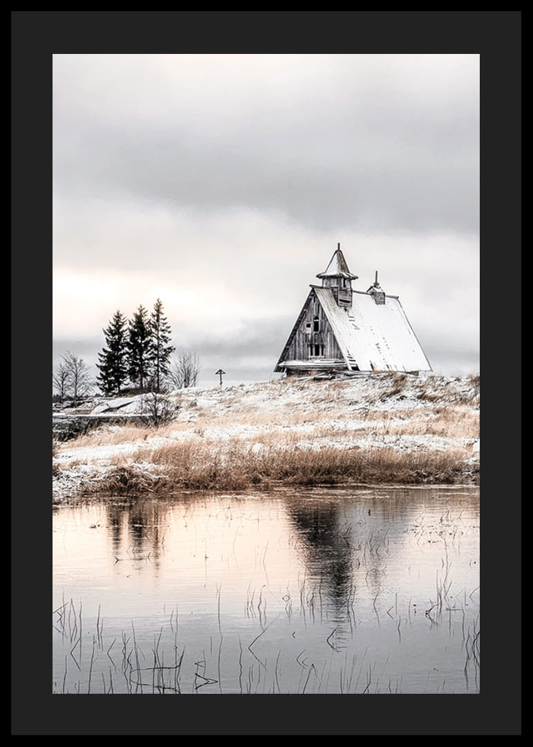 Fotografische Winterlandschaft mit Holzhütte an einem ruhigen See-12