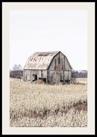 Fénykép egy viharvert fa pajtáról egy száraz mező közepén-2