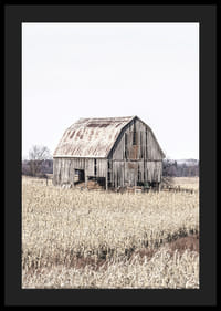 Fénykép egy viharvert fa pajtáról egy száraz mező közepén-4