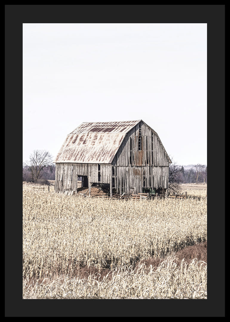 Fénykép egy viharvert fa pajtáról egy száraz mező közepén-12