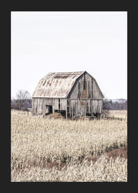 Fénykép egy viharvert fa pajtáról egy száraz mező közepén-5