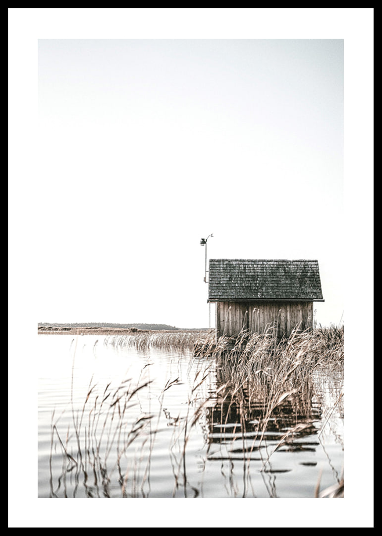 Motif photographique d'un chalet en bois au bord d'une roselière et d'un lac calme-12