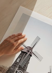 Fotografie cu două mori de vânt vechi din lemn lângă stuf și apă-9