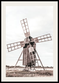 Fotografi av gammal väderkvarn i trä på öppet fält-2