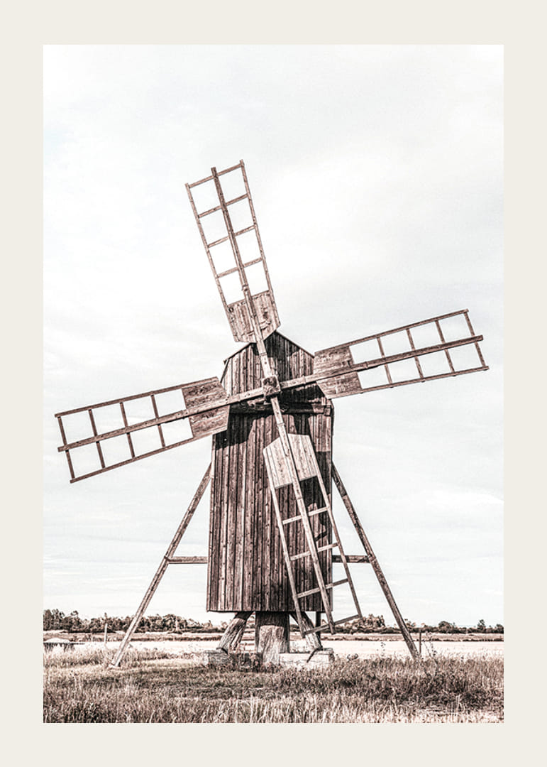 Fotografi av gammal väderkvarn i trä på öppet fält-12
