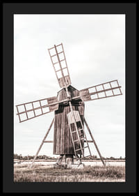 Fotografi av gammal väderkvarn i trä på öppet fält-4