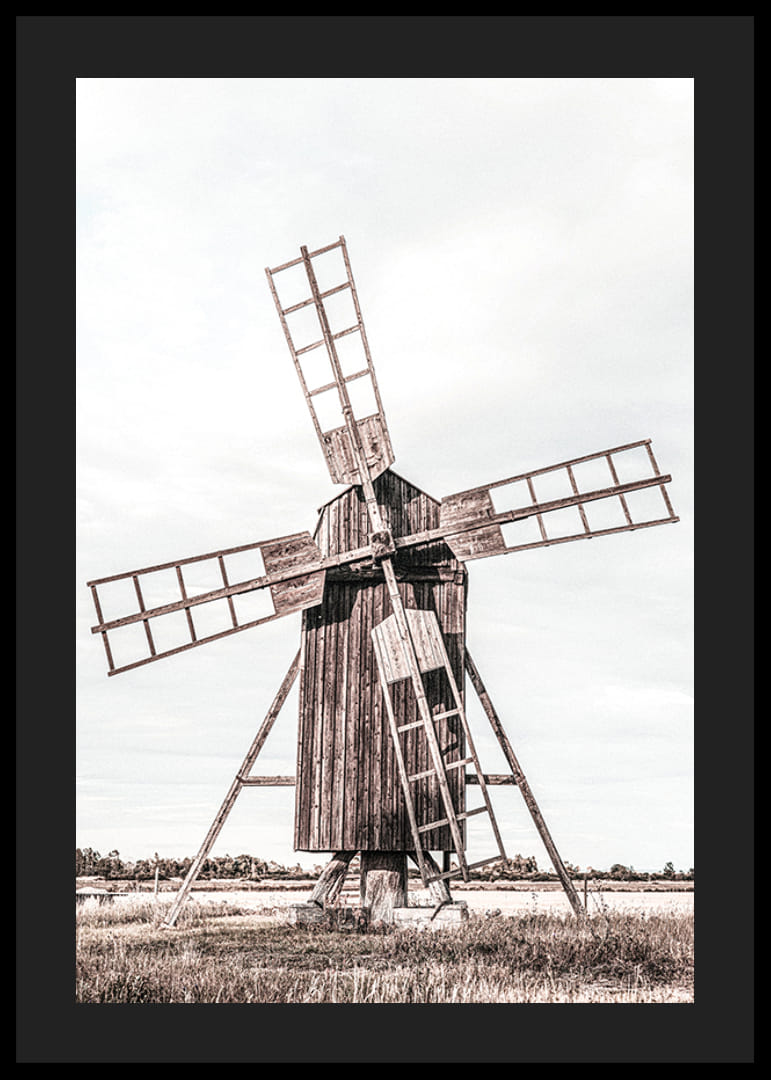 Fotografi av gammal väderkvarn i trä på öppet fält-12