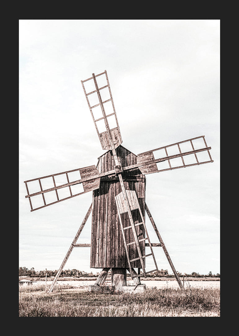 Fotografi av gammal väderkvarn i trä på öppet fält-12