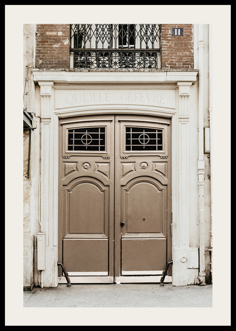 Fotografi af klassisk brun port i Paris med dekorative detaljer-12