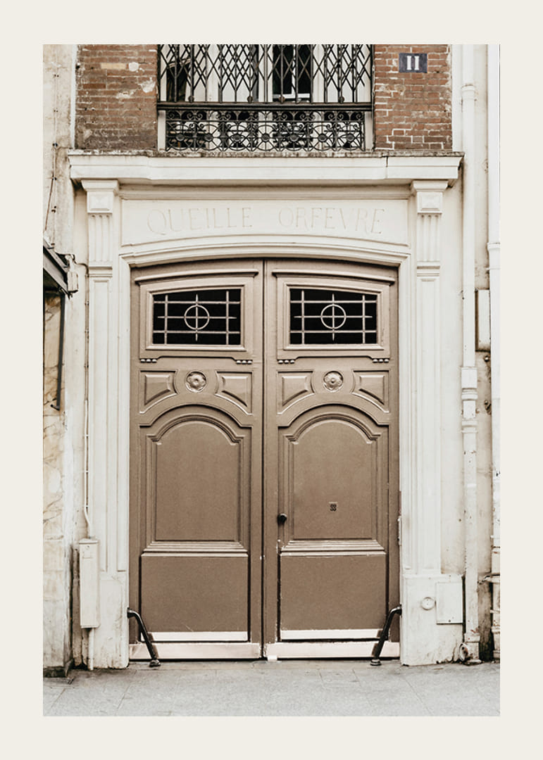 Fotografi af klassisk brun port i Paris med dekorative detaljer-12