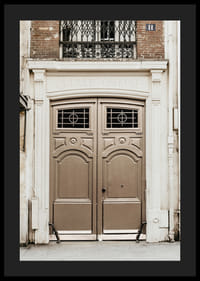 Fotografi af klassisk brun port i Paris med dekorative detaljer-4