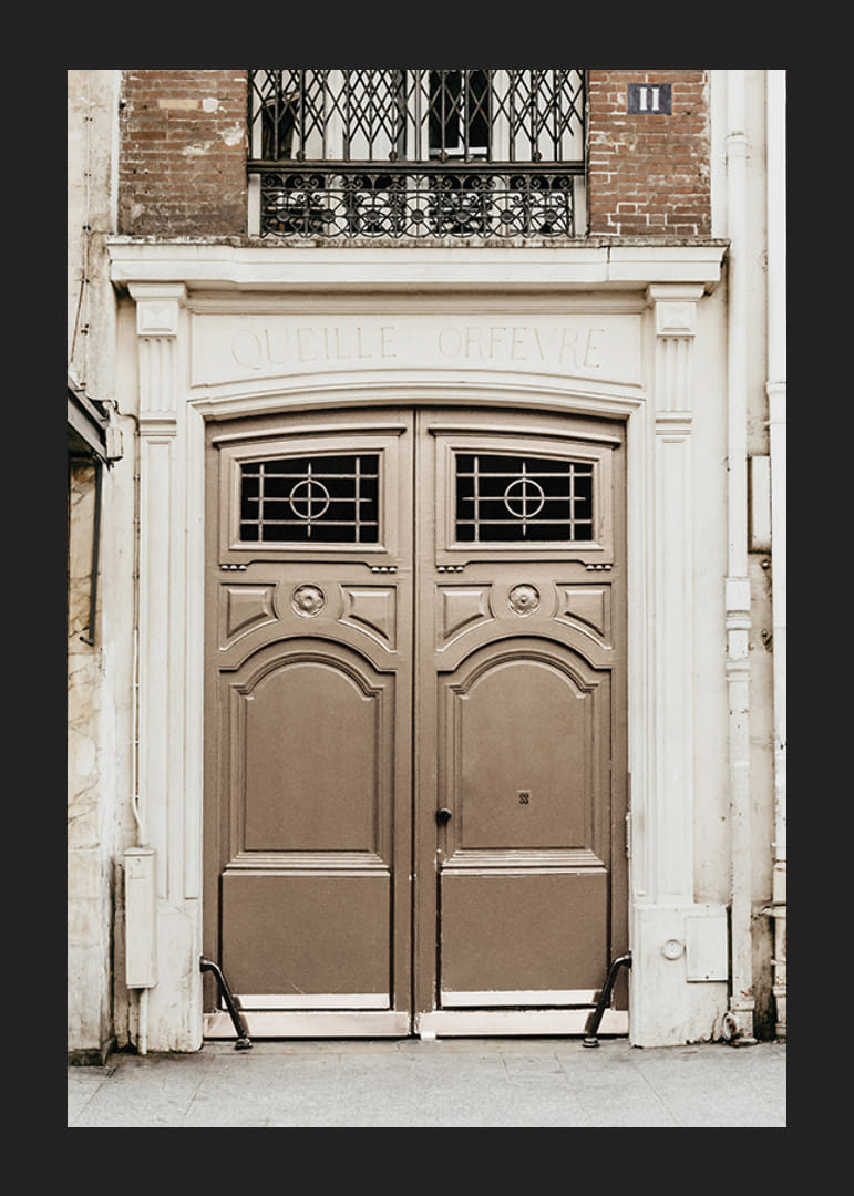 Fotografi af klassisk brun port i Paris med dekorative detaljer-12