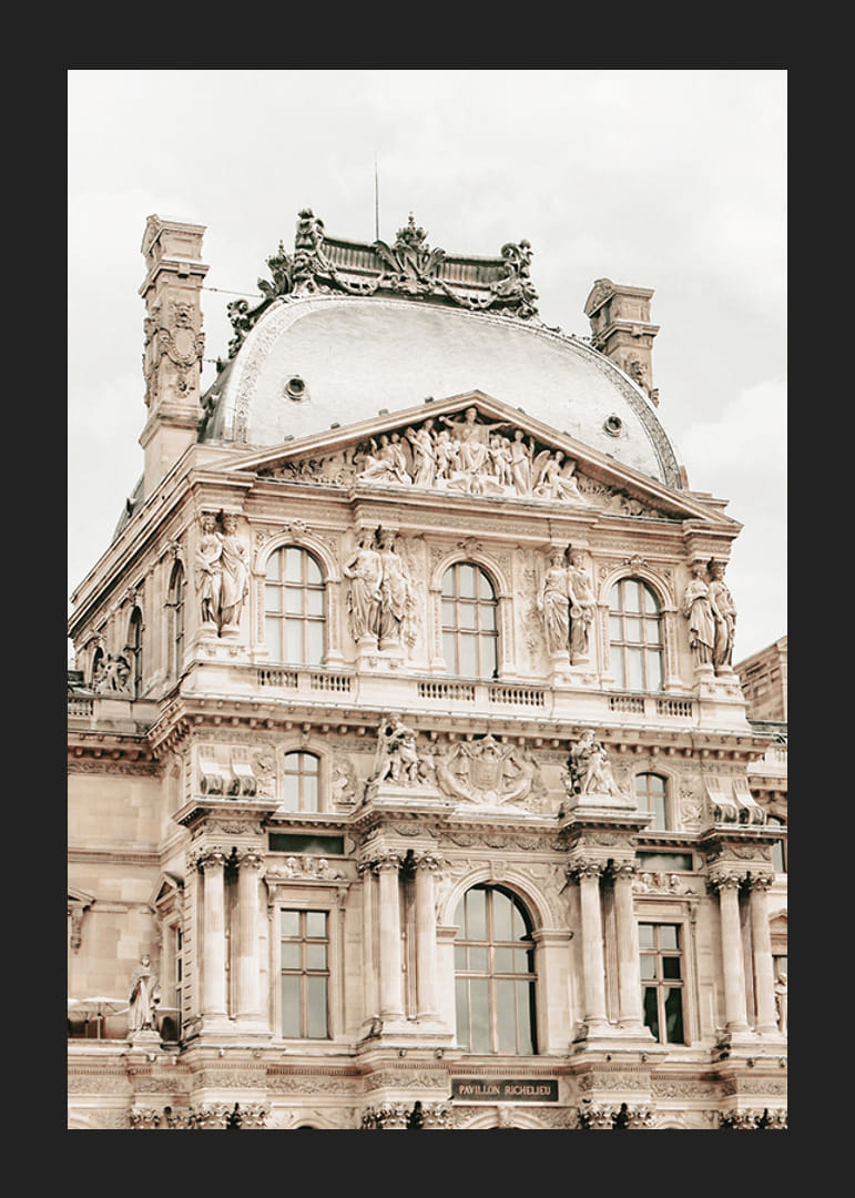 Fotografia pavilónu Richelieu s ozdobnými detailmi fasády-12