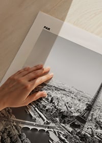 Svartvitt fotografi över Eiffeltornet och Paris stadskärna-3