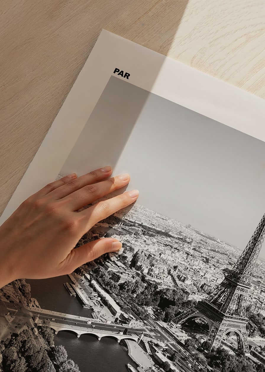 Svartvitt fotografi över Eiffeltornet och Paris stadskärna-12