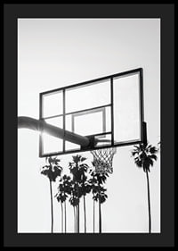 Melnbalta basketbola groza fotogrāfija ar palmām fonā-4