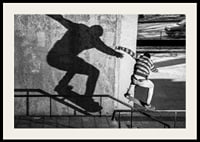Foto em preto e branco de skatista escalando corrimão ao ar livre-2