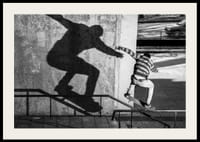 Photo en noir et blanc d'un skateur escaladant une rampe en extérieur-2