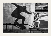 Foto em preto e branco de skatista escalando corrimão ao ar livre-3