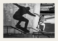 Photo en noir et blanc d'un skateur escaladant une rampe en extérieur-3