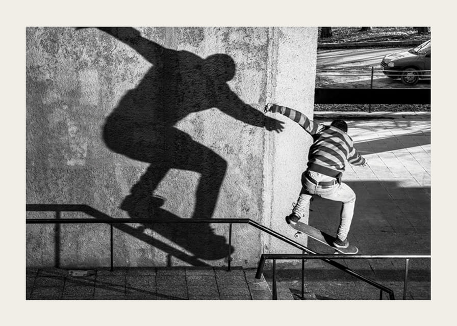 Photo en noir et blanc d'un skateur escaladant une rampe en extérieur-12