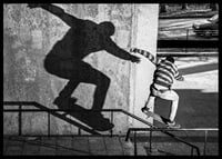 Foto em preto e branco de skatista escalando corrimão ao ar livre-6