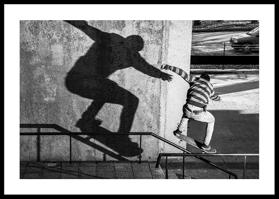 Foto em preto e branco de skatista escalando corrimão ao ar livre-12