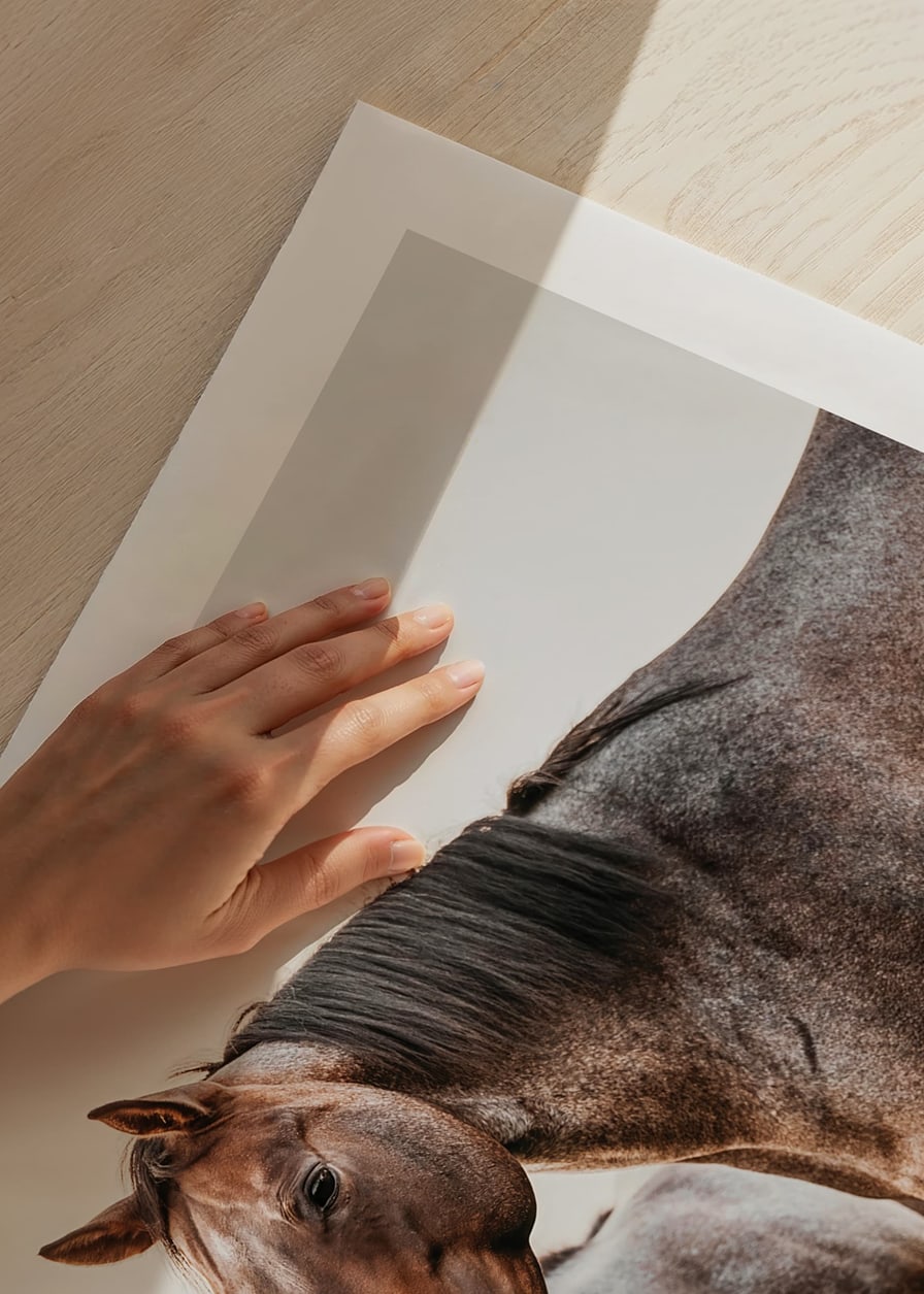 Två bruna hästar i sidoprofil mot suddig naturbakgrund-12